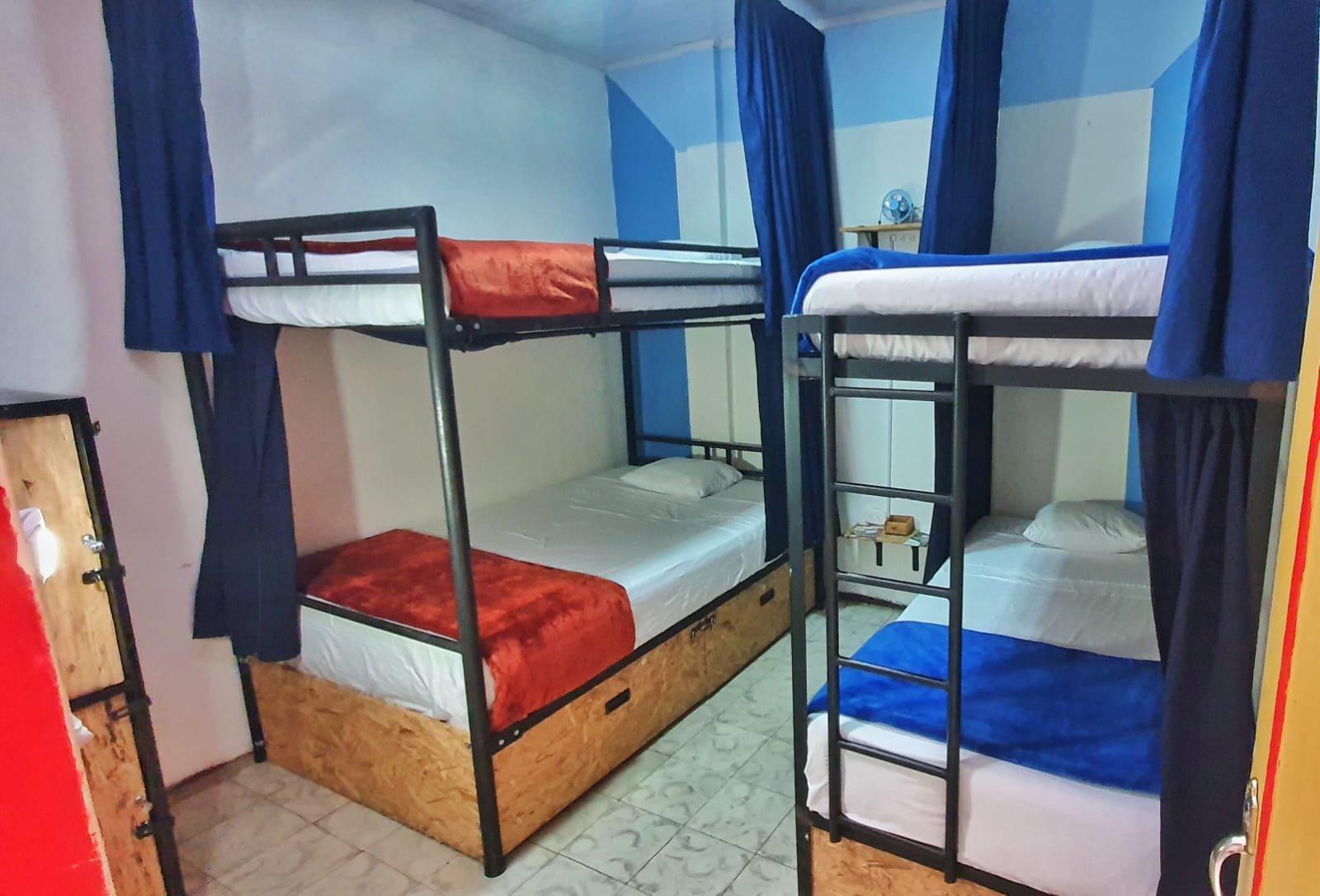 Cama en dormitorio compartido